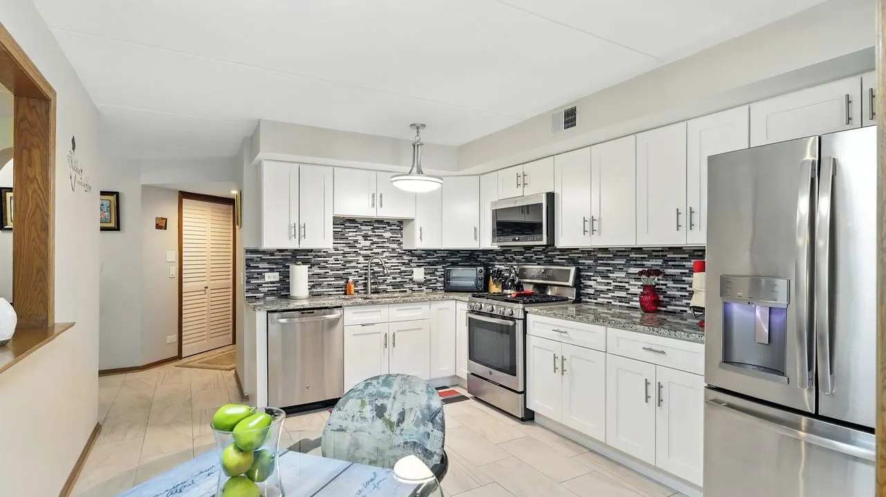 6980 W Touhy Avenue 202 IL