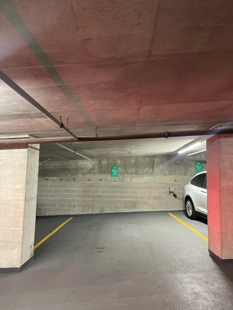 33 W Delaware Place PARKING IL