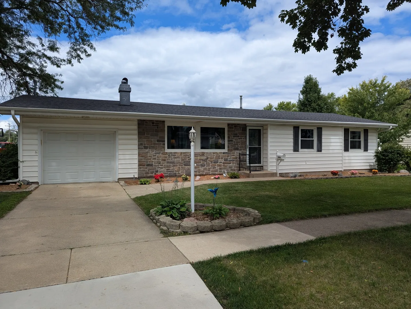1636 N Ridge Drive IL