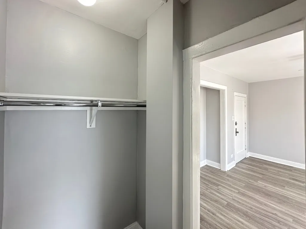 4604 N Beacon Street 2E IL