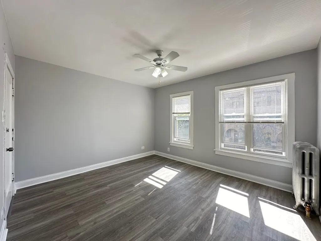 4604 N Beacon Street 2E IL