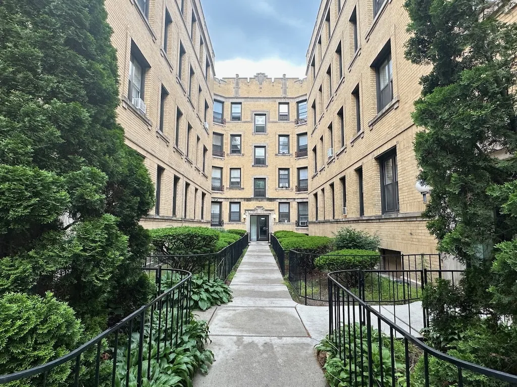 4604 N Beacon Street 2E IL