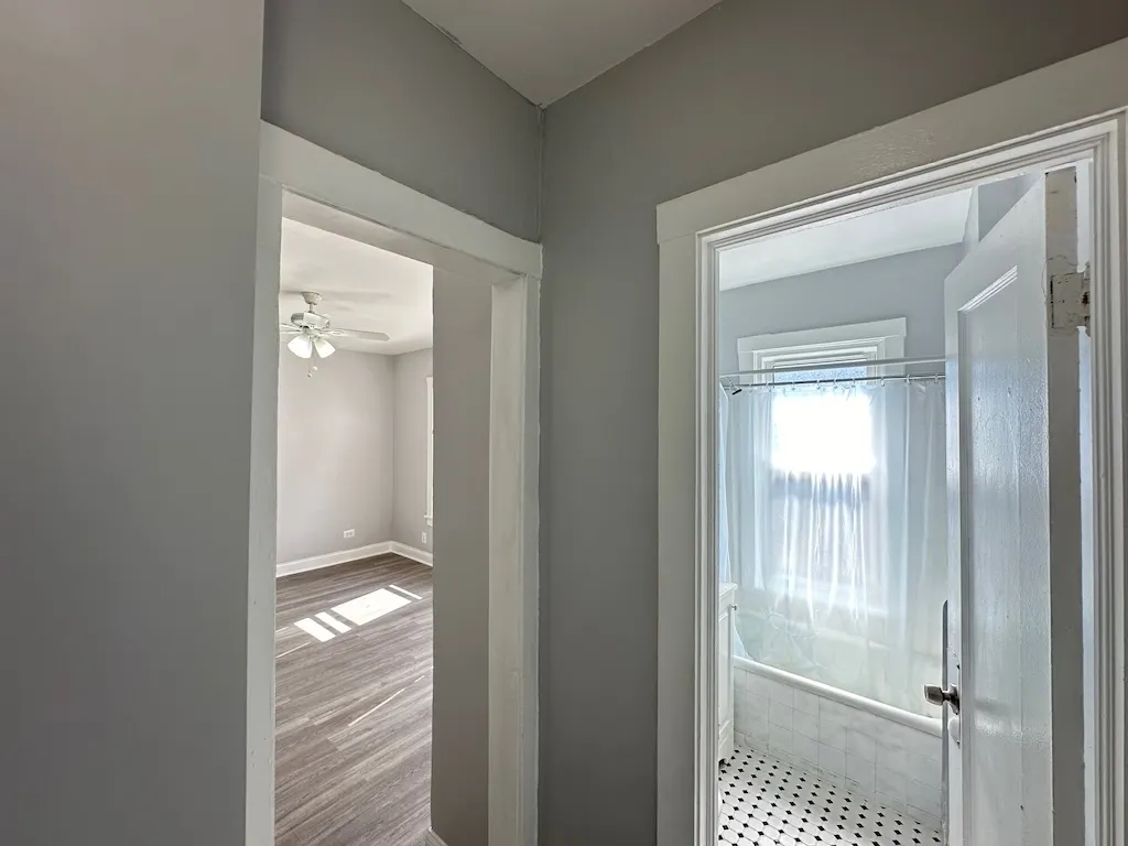 4604 N Beacon Street 2E IL