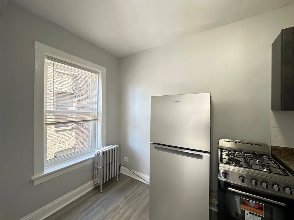 4604 N Beacon Street 2E IL