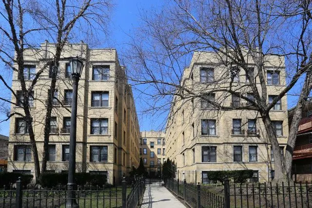4604 N Beacon Street 2E IL
