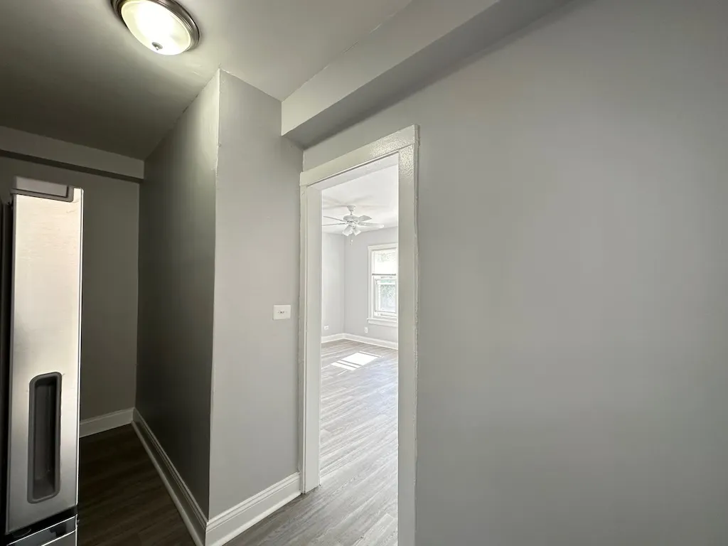 4604 N Beacon Street 2E IL
