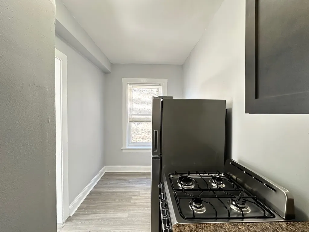 4604 N Beacon Street 2E IL