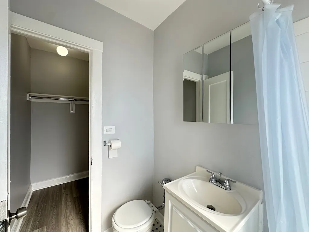 4604 N Beacon Street 2E IL