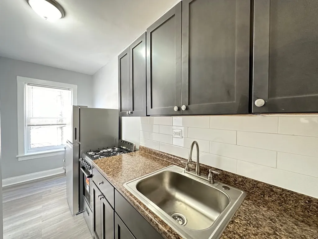 4604 N Beacon Street 2E IL