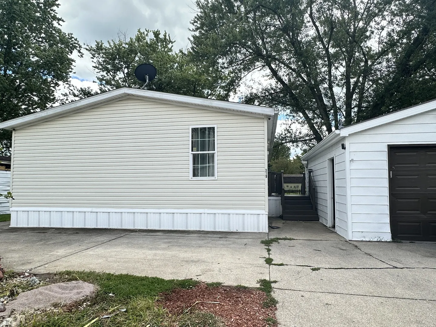 319 Avenue F IL