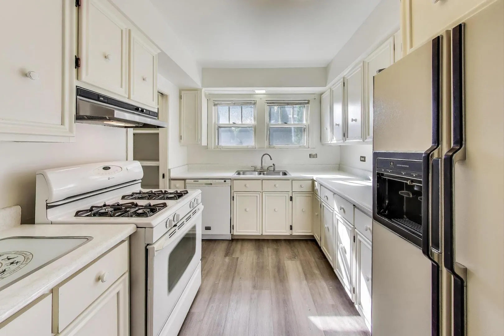566 Bellevue Place IL