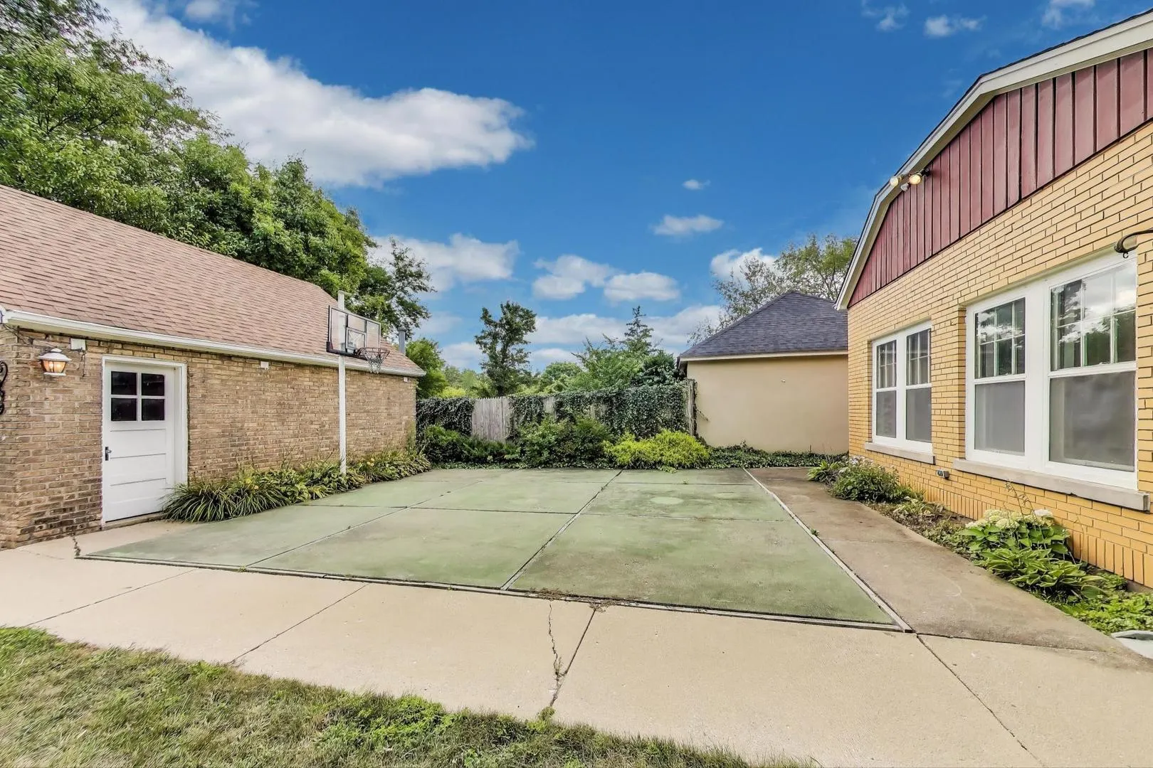 566 Bellevue Place IL