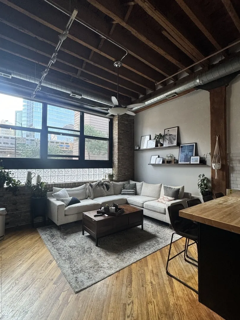 226 N Clinton Street 116 IL