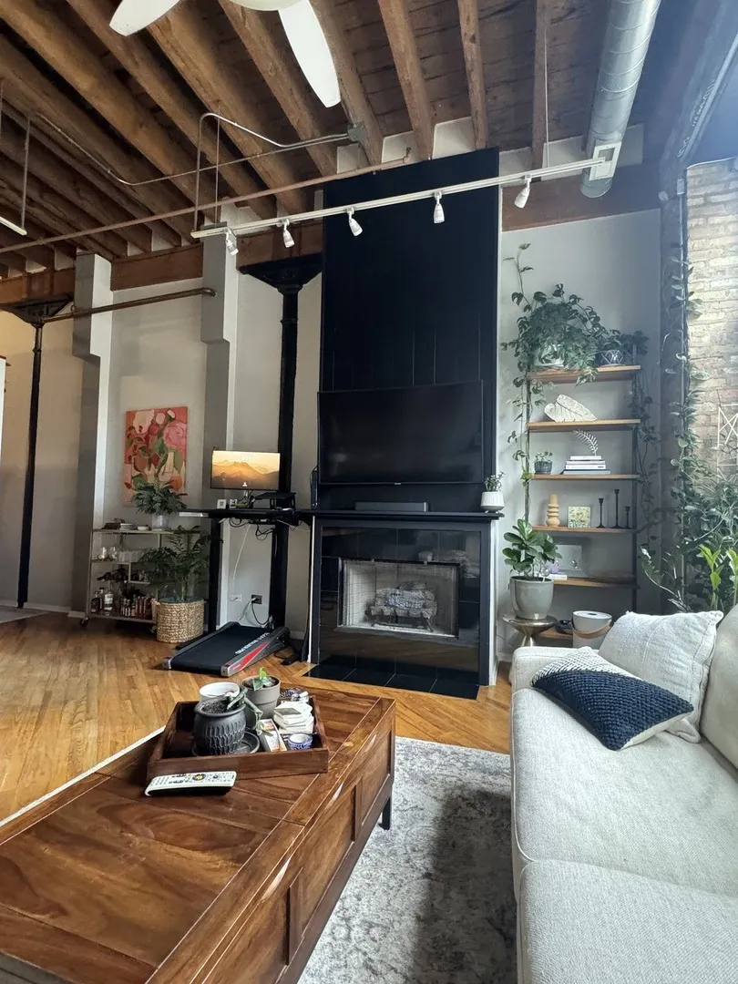 226 N Clinton Street 116 IL