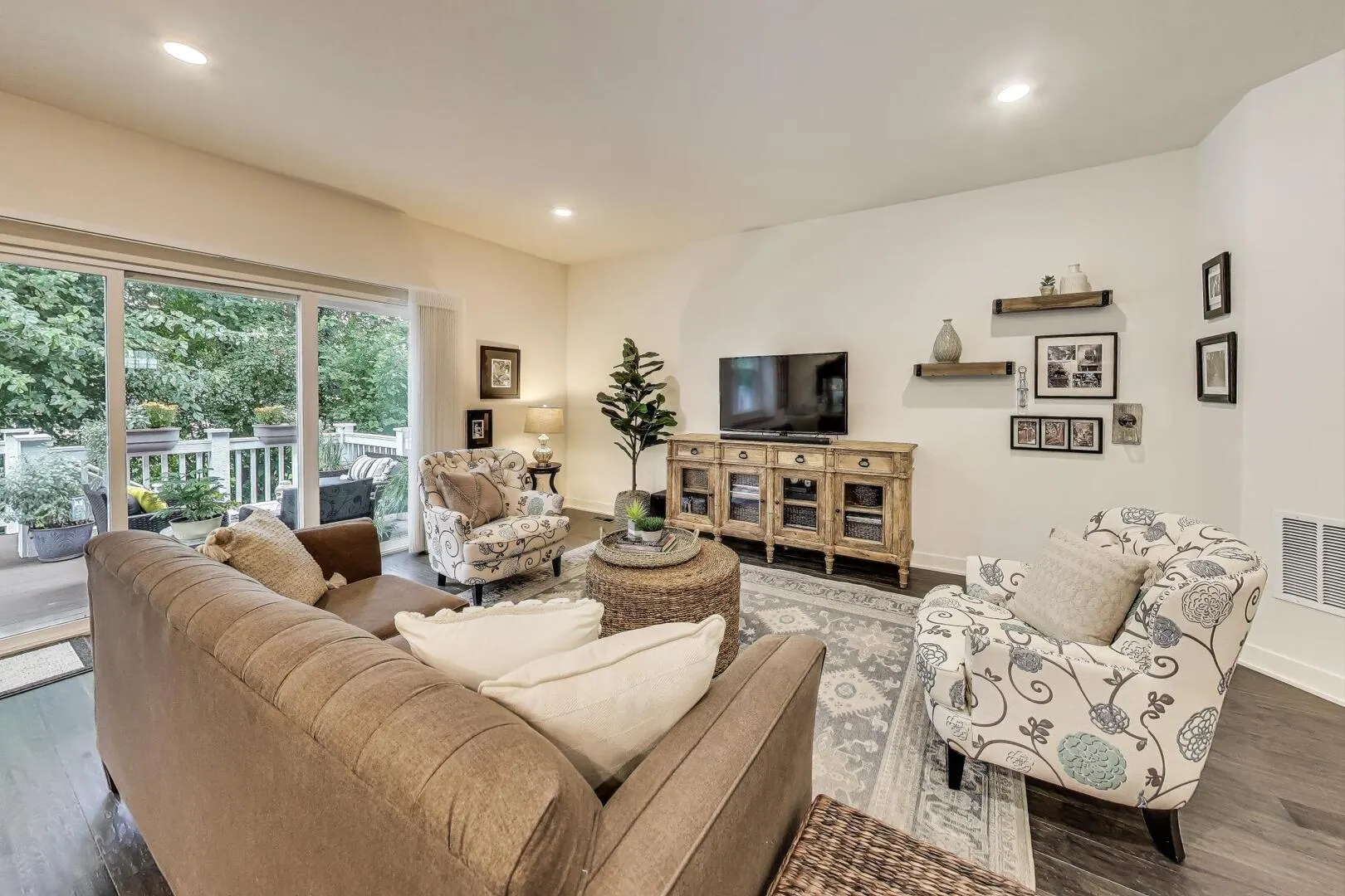617 Riverbank Court IL