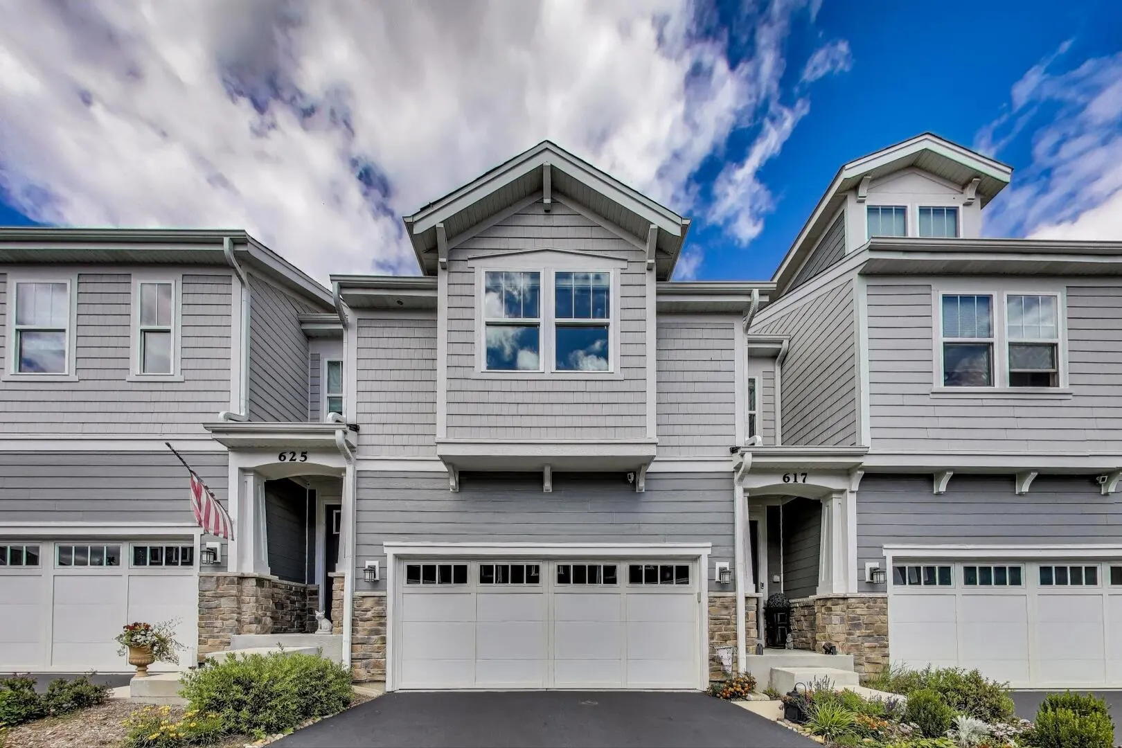 617 Riverbank Court IL