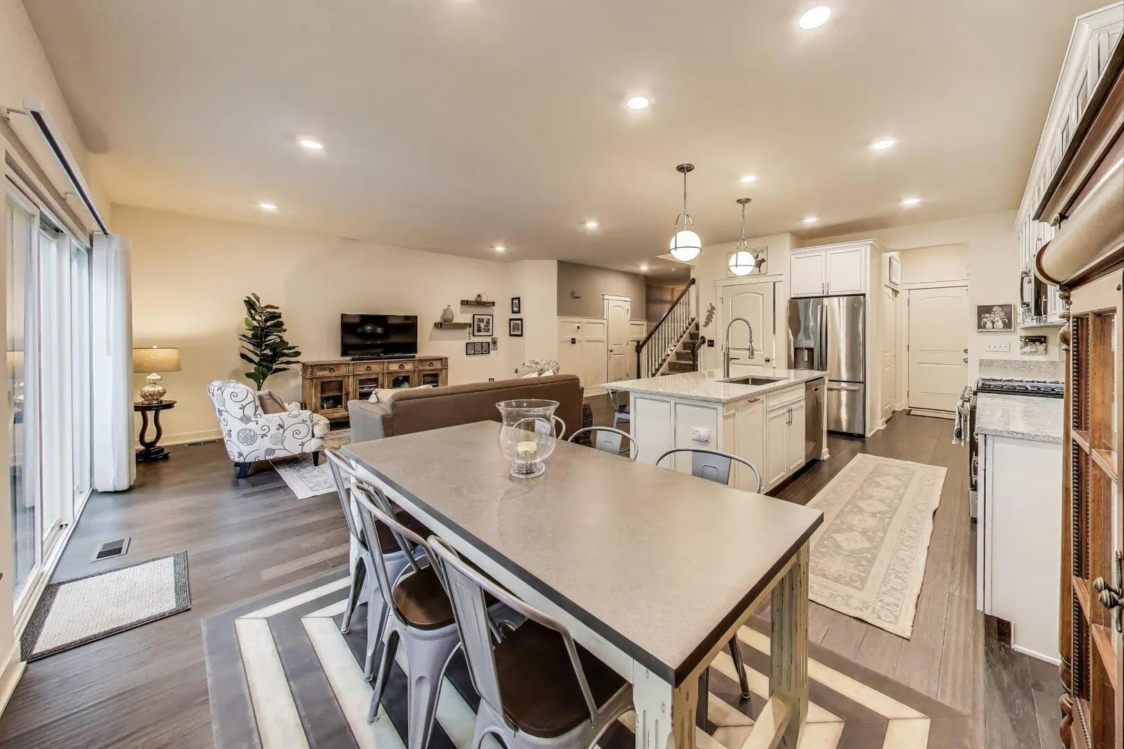 617 Riverbank Court IL