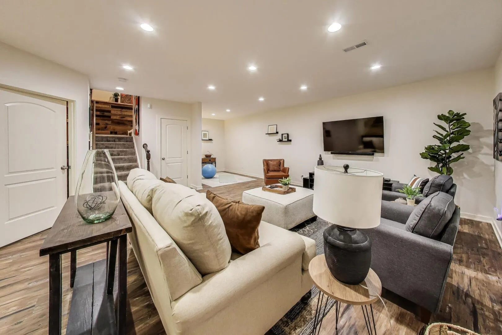617 Riverbank Court IL
