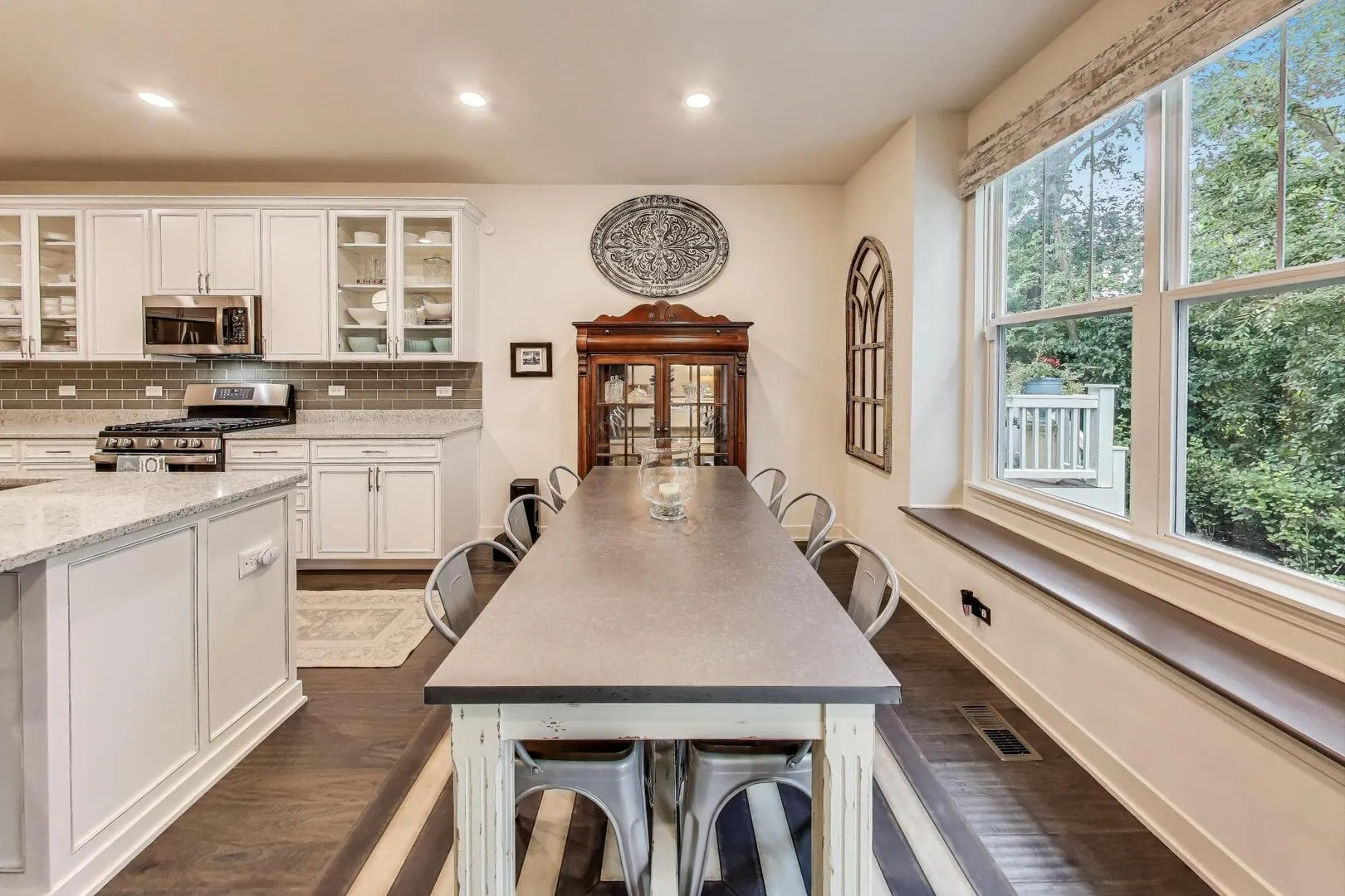 617 Riverbank Court IL