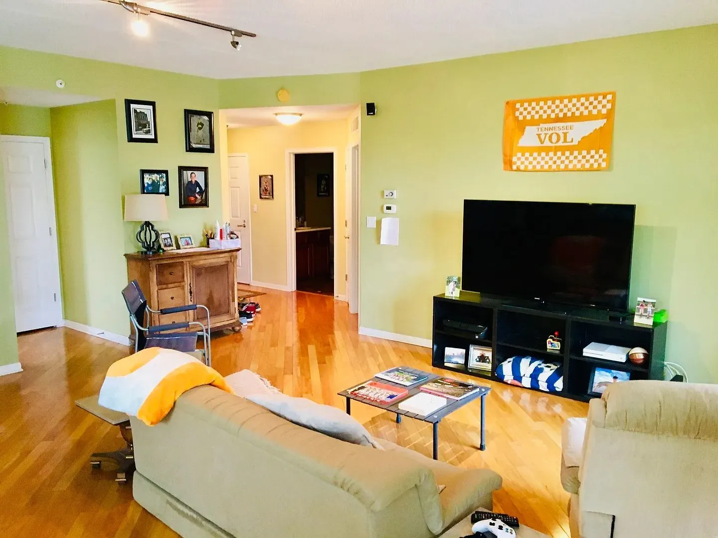 77 N Quentin Road 202 IL