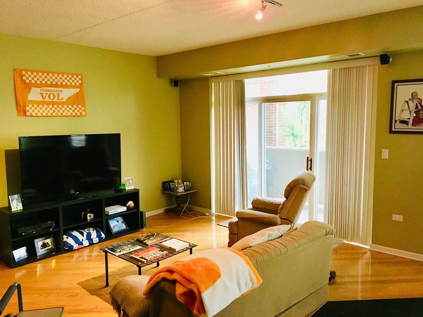 77 N Quentin Road 202 IL