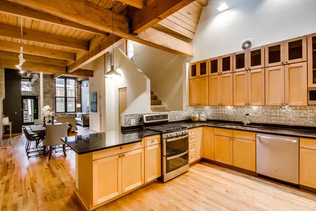 1140 W Cornelia Avenue C IL