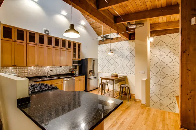 1140 W Cornelia Avenue C IL