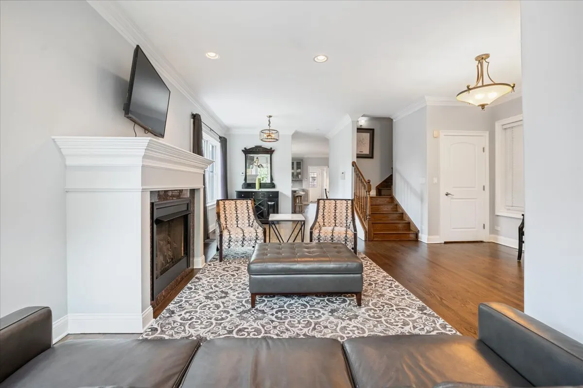 2415 W Belle Plaine Avenue IL