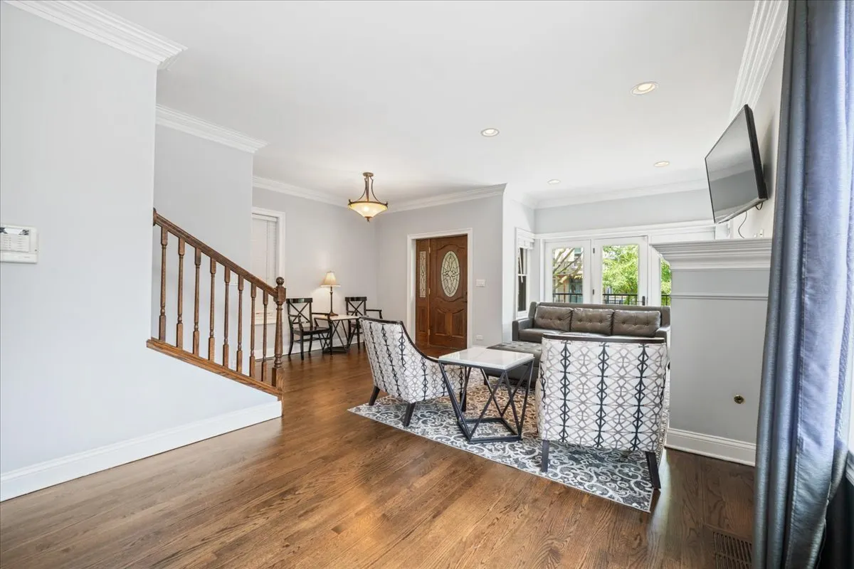 2415 W Belle Plaine Avenue IL