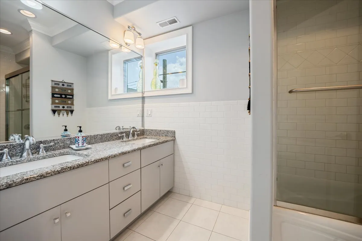 2415 W Belle Plaine Avenue IL