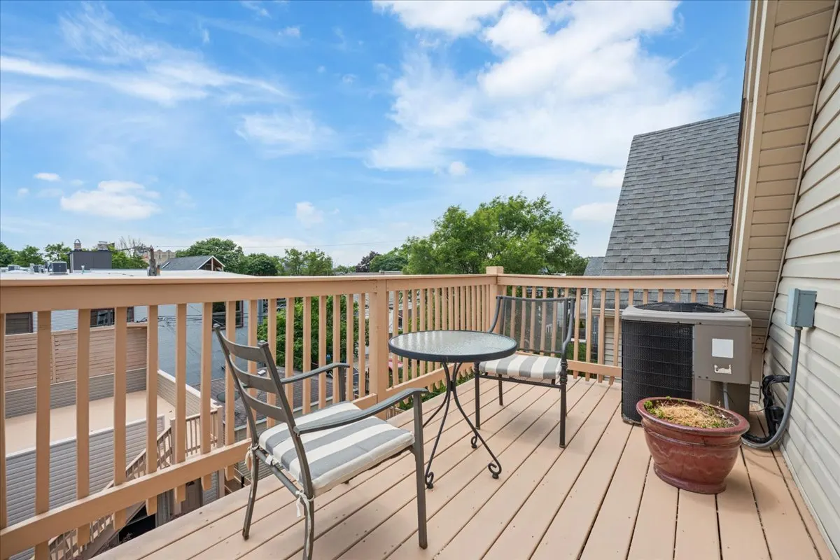 2415 W Belle Plaine Avenue IL