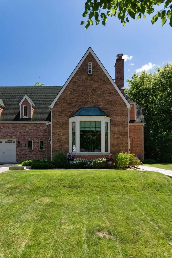 323 W Crystal Lake Avenue IL