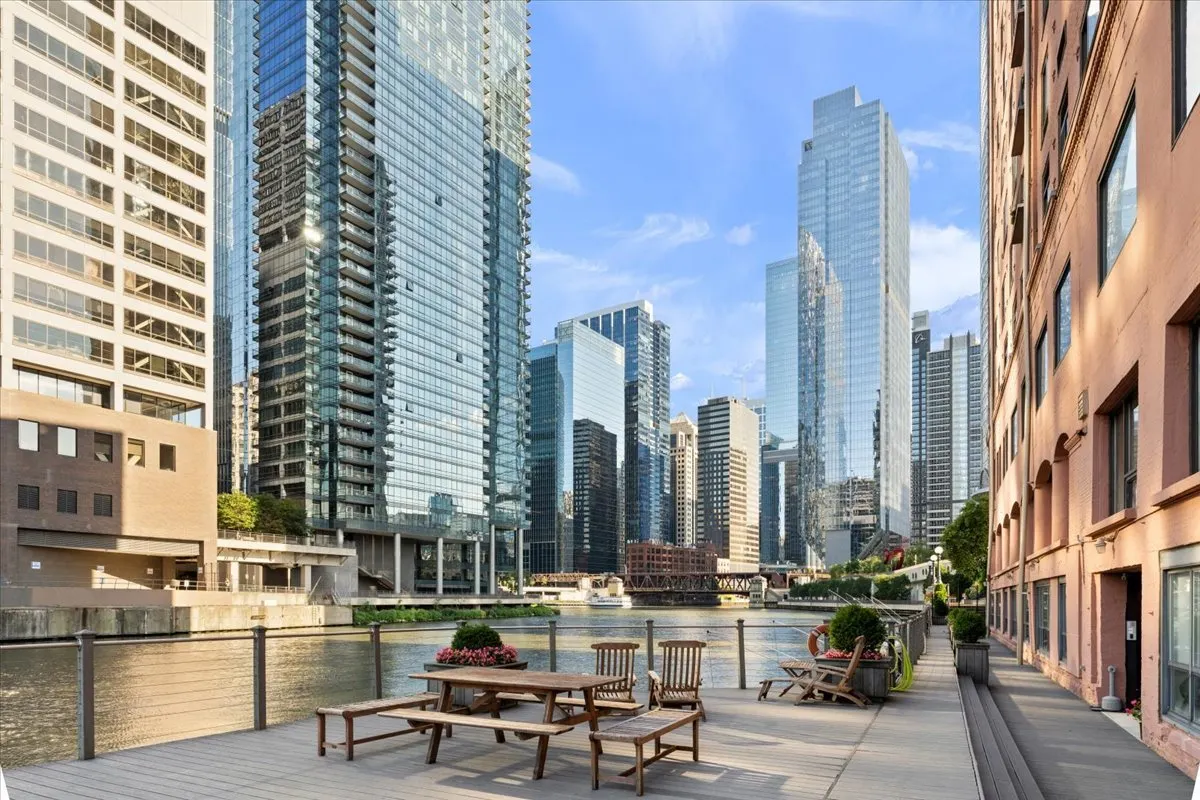 345 N Canal Street 608 IL