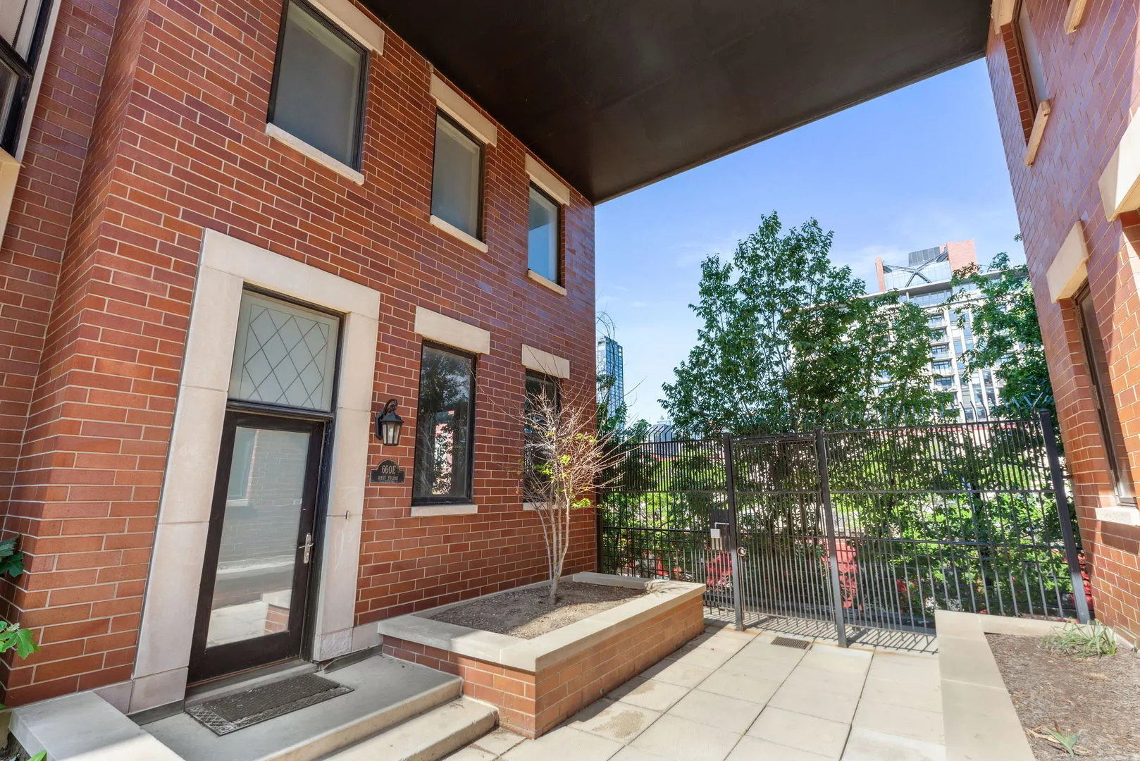 660 W Fulton Street E IL