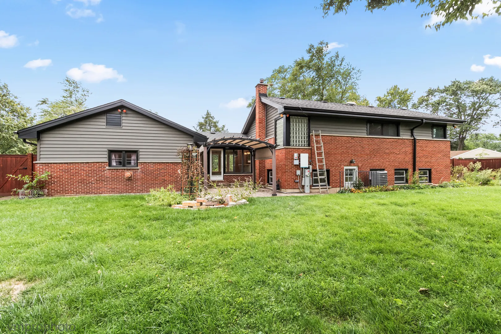 1418 W Saint James Place IL