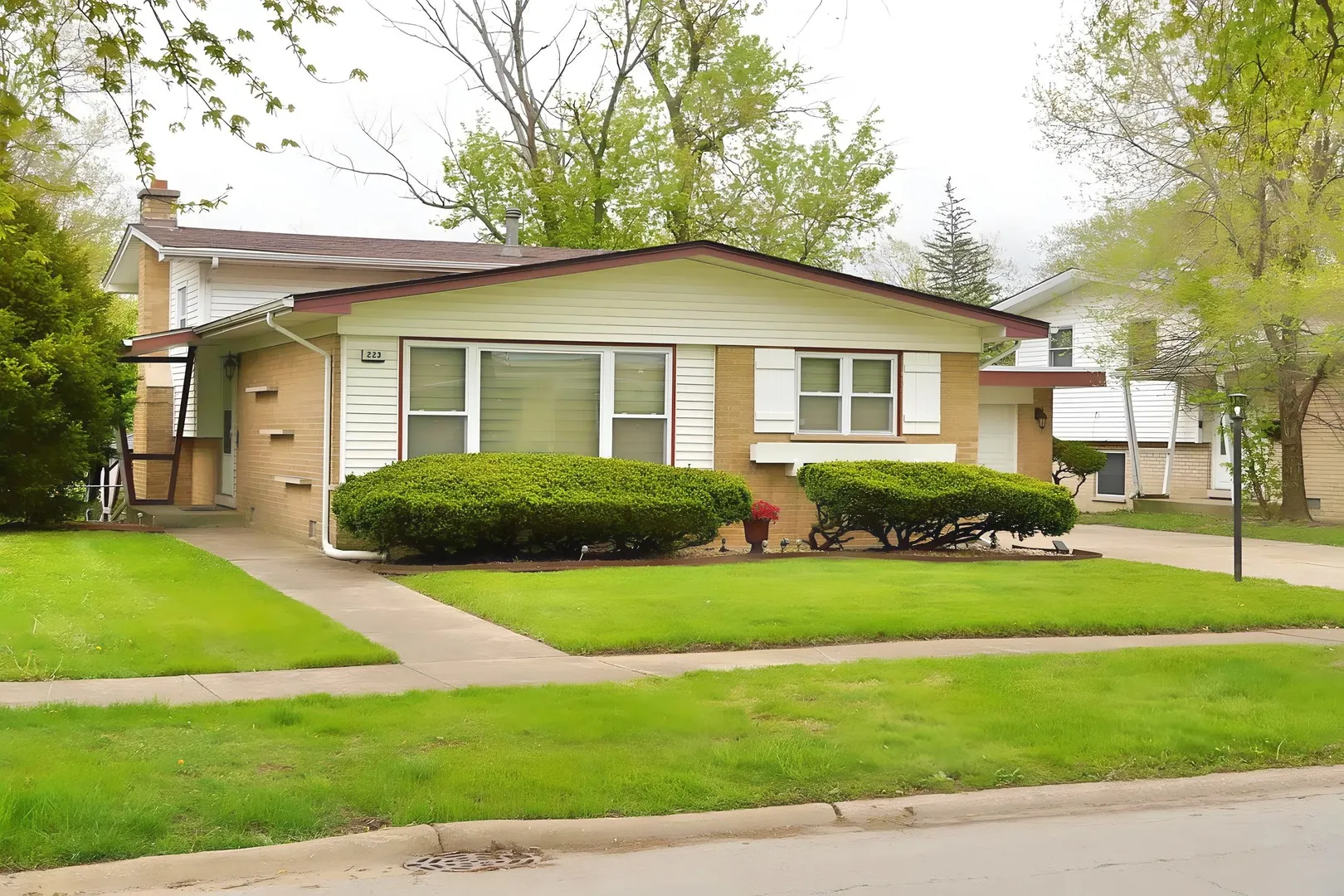 223 W Rainbow Drive IL