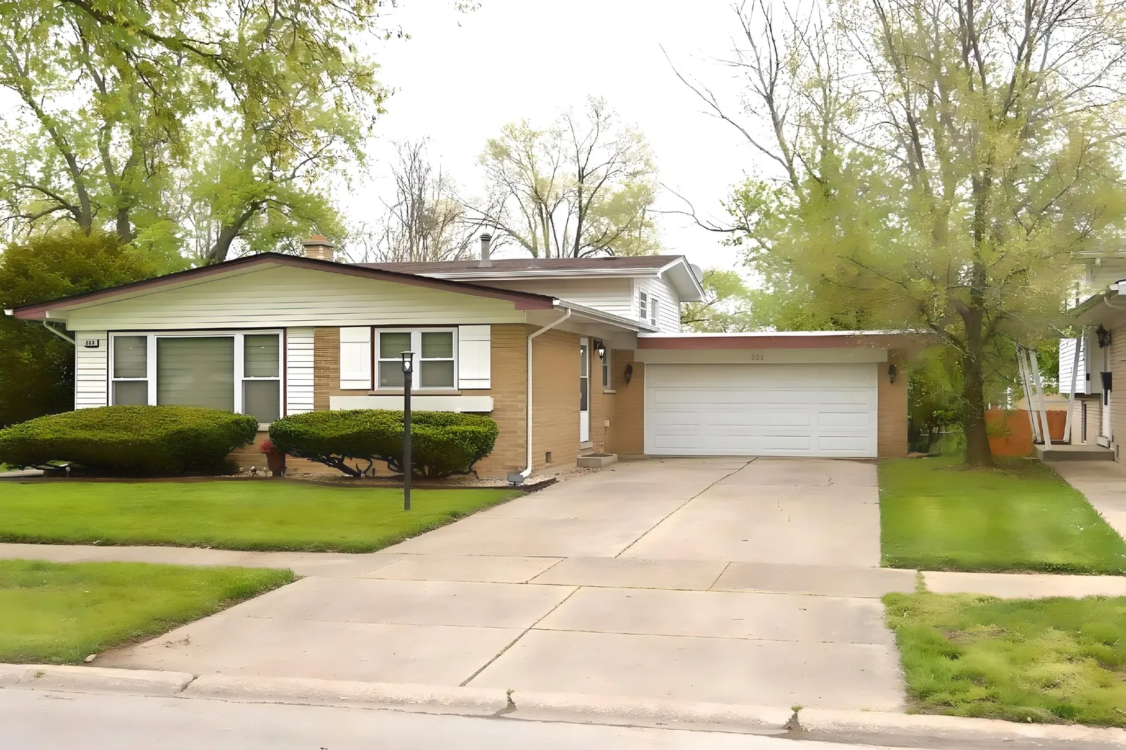 223 W Rainbow Drive IL