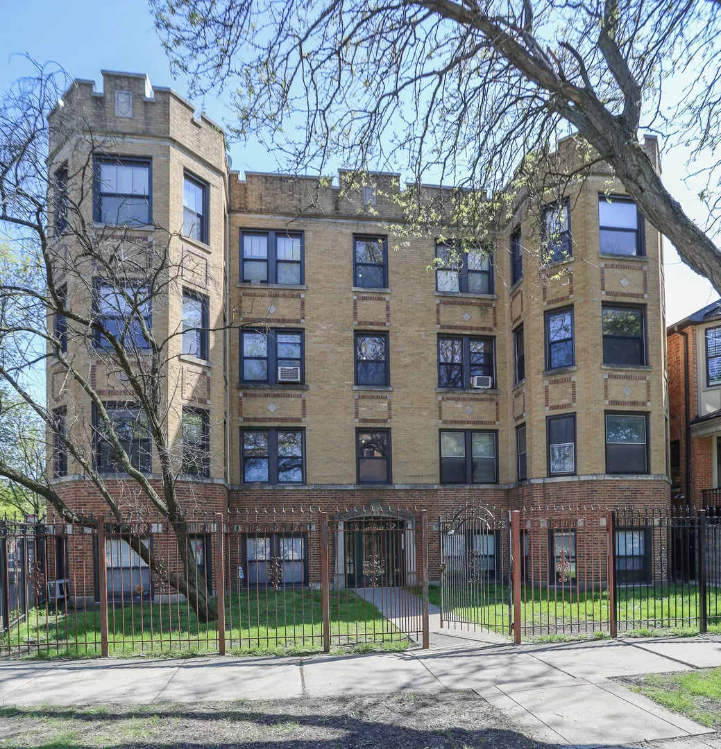 4250 N Clark Street 3 IL