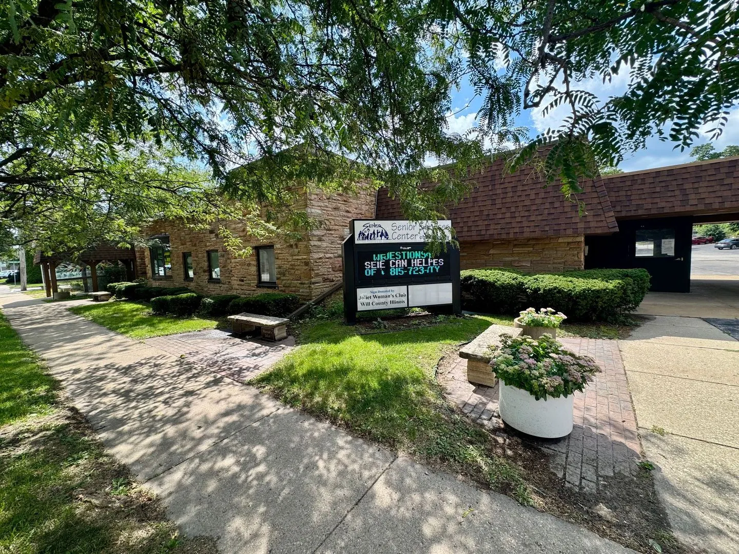 251 N Center Street IL