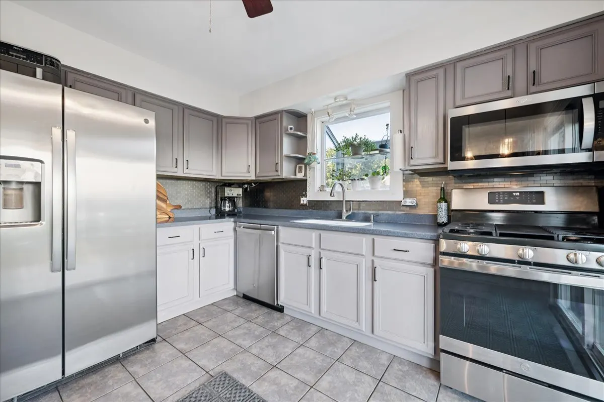 811 Newport Drive IL