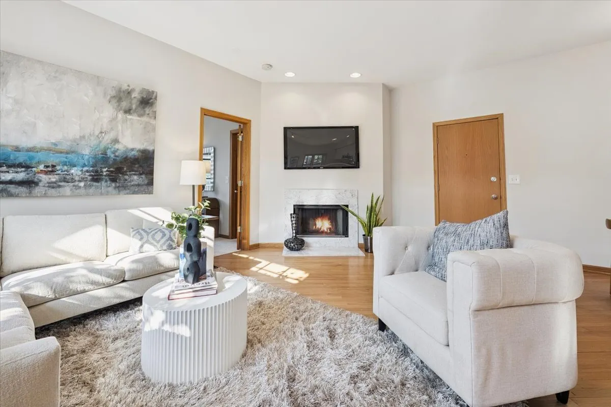 2855 N MILDRED Street 3N IL