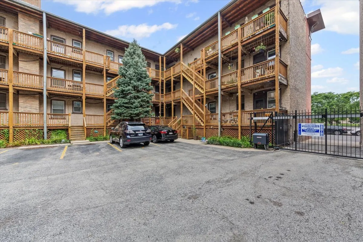 4148 N CLARENDON Avenue 102 IL