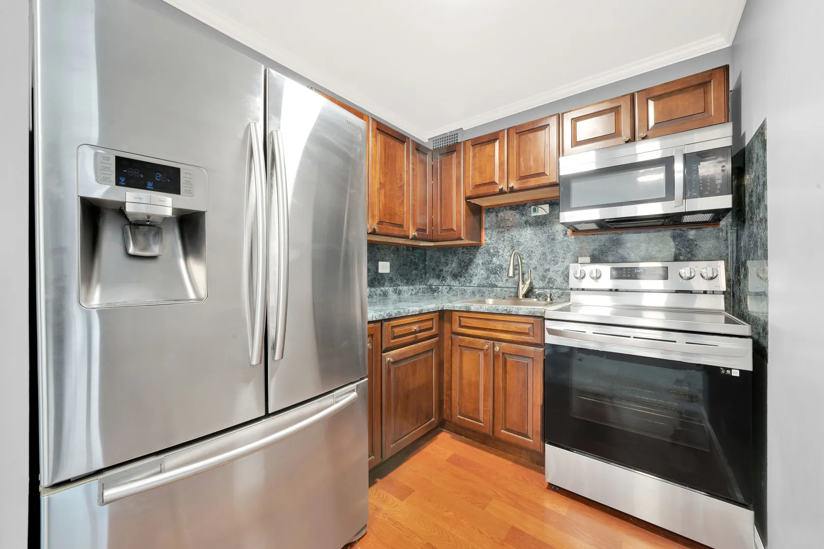 6833 N Kedzie Avenue 709 IL