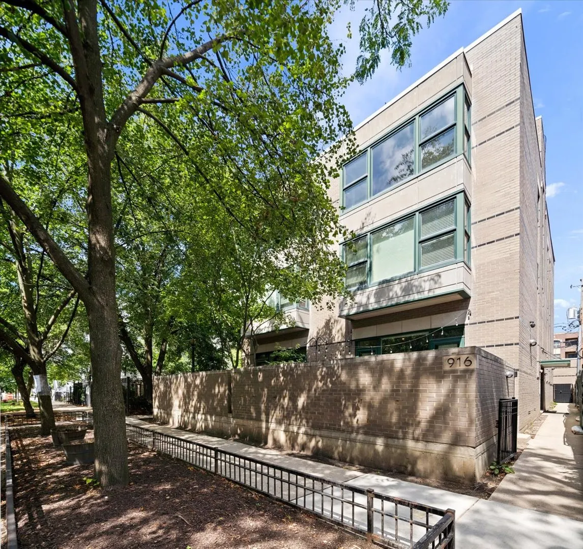 916 W Fletcher Street C IL