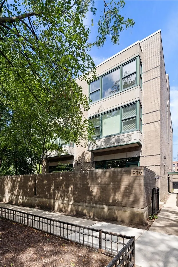916 W Fletcher Street C IL