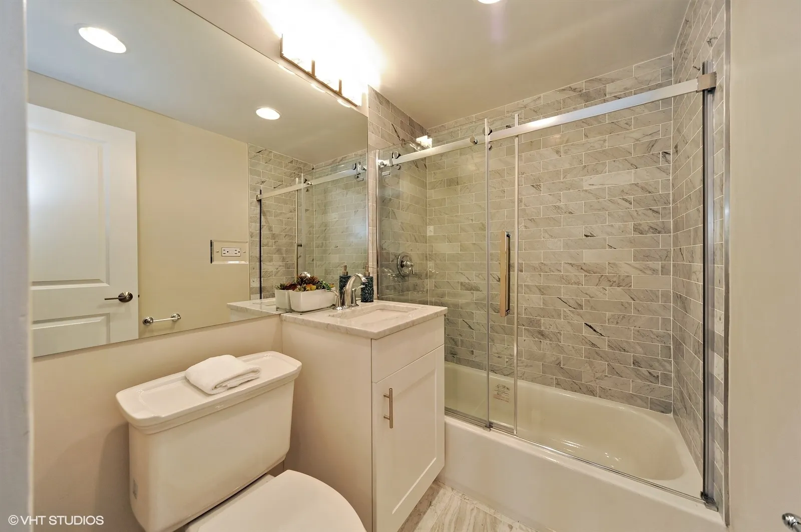247 E Chestnut Street 602 IL