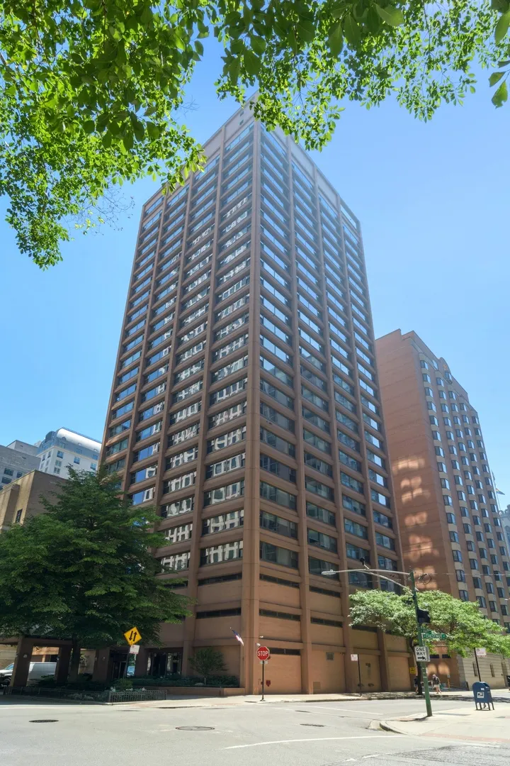 247 E Chestnut Street 602 IL