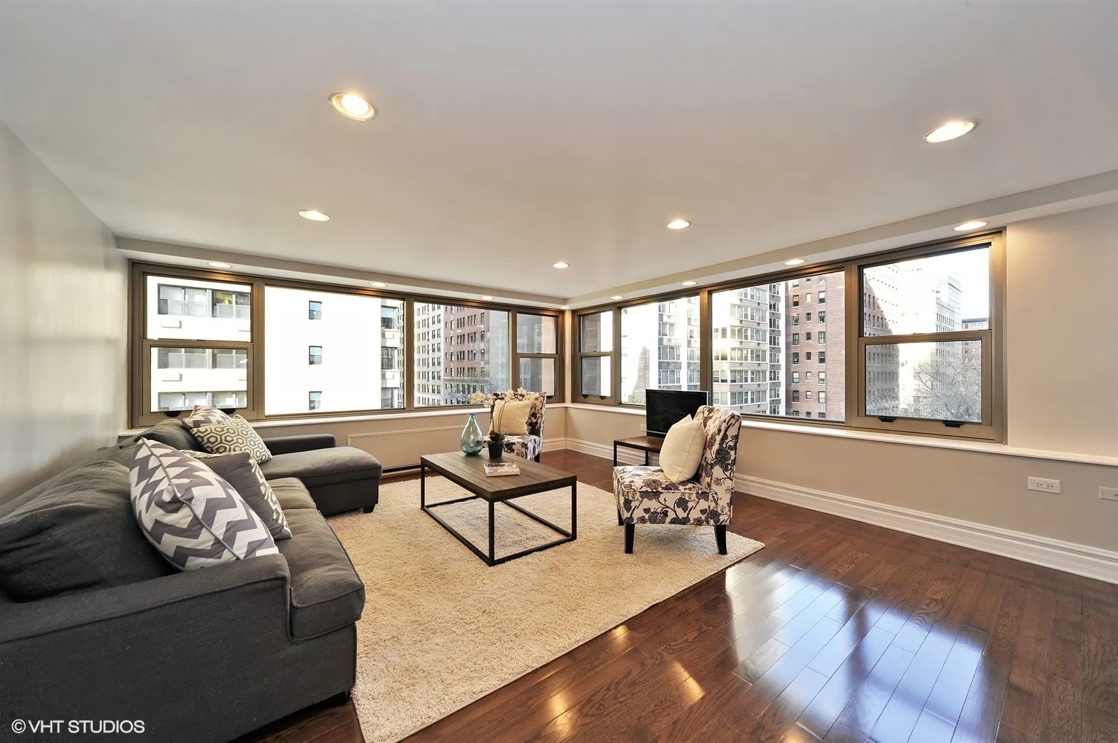 247 E Chestnut Street 602 IL