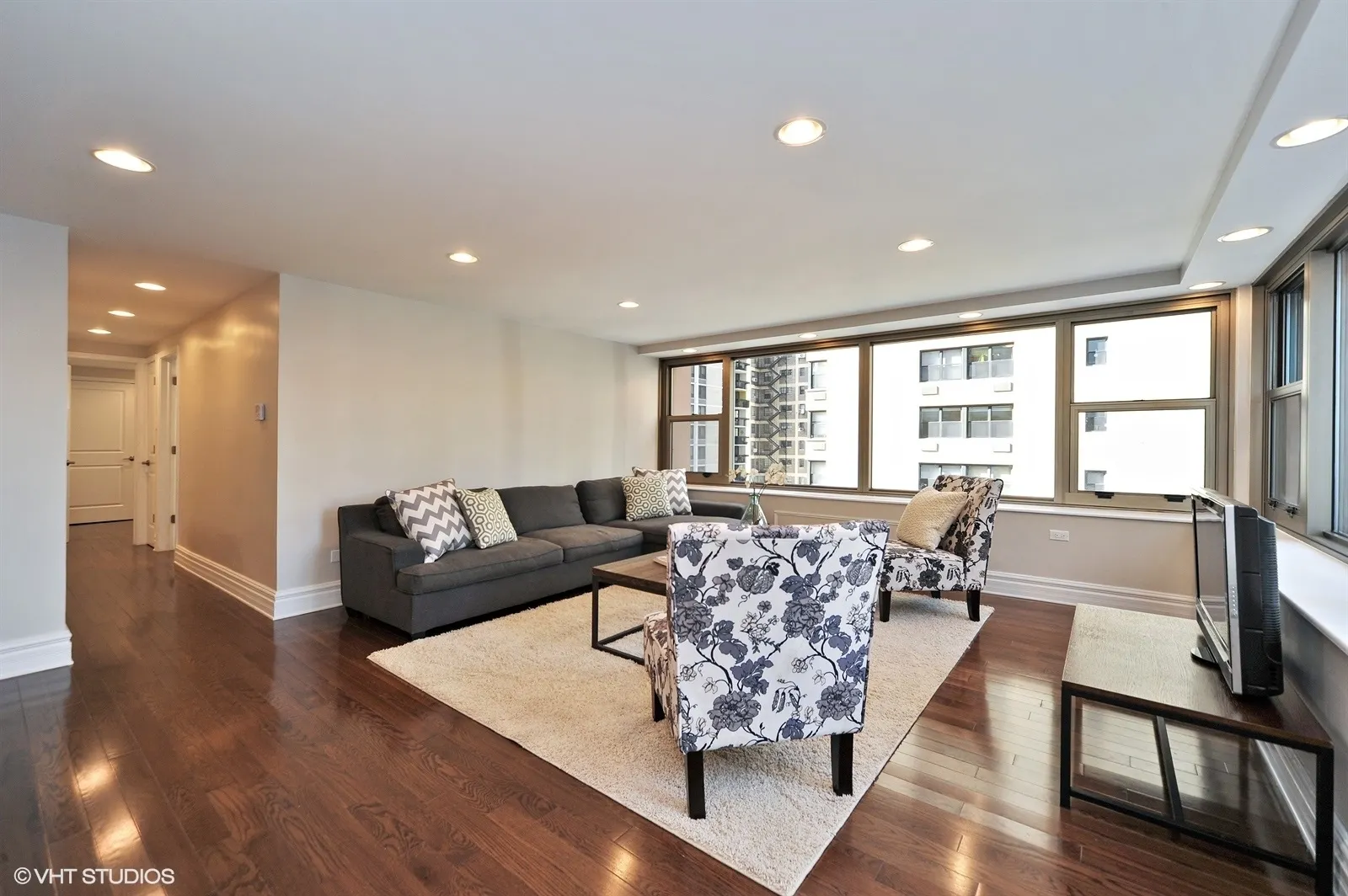247 E Chestnut Street 602 IL