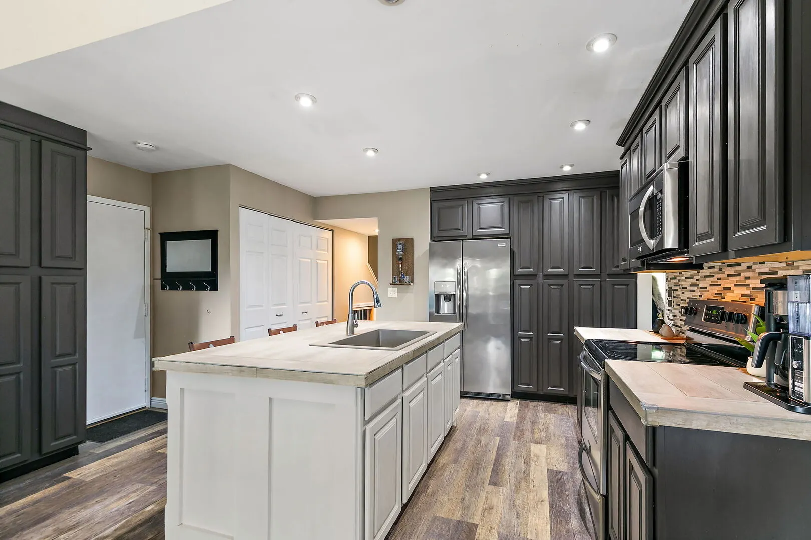 822 Woodbine Circle IL
